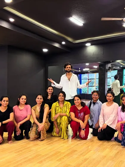 The instructor with his students after a successful Contemporary workshop.
