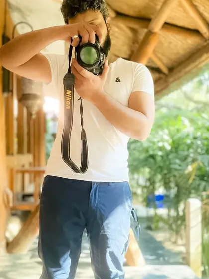 A faceless self-portrait, letting the camera do the talking.