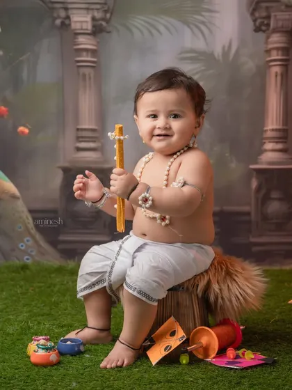 Holding a miniature firki, this baby is all smiles during his Makar Sankranti photoshoot. The pearl necklace is a beautiful example of baby-safe halwyache dagine.