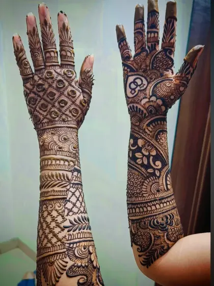 A view of the 'S' initial engagement mehandi, showing the back-of-hand jaali pattern.