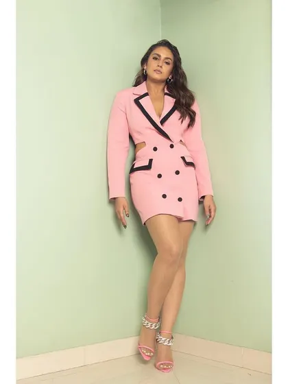 The full-length view of this chic and contemporary look.