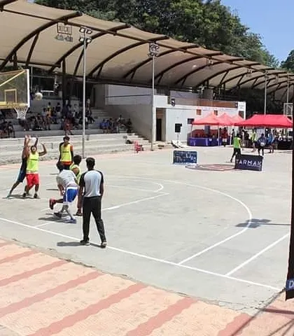An outdoor basketball tournament in full swing, organized for Decathlon. We manage court setup, branding, and game officiating for a professional experience.