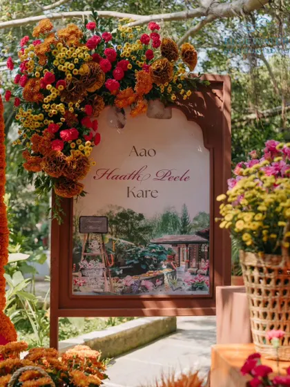 A beautiful welcome sign for the Haldi, with the words 'Aao Haath Peele Kare'.