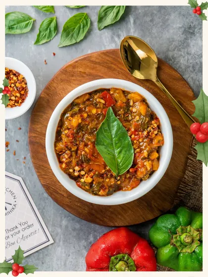 The vibrant red and green of our Aglio Olio dip, garnished with fresh basil, makes it a naturally festive choice for your Christmas table.