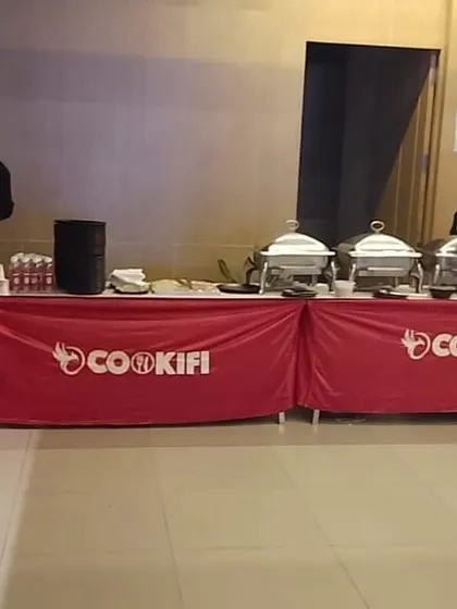 A live chaat counter set up alongside the main buffet, a popular choice for adding excitement to house parties.