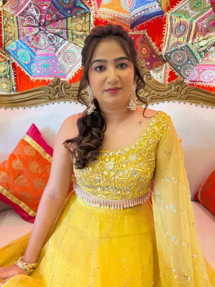 A soft glam look for a beautiful Haldi ceremony. The bride looks radiant in her yellow outfit, with makeup that is fresh and elegant.
