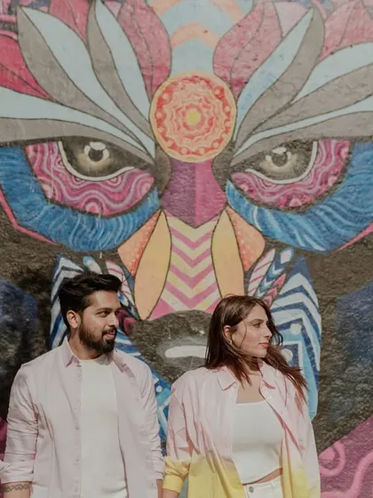 A fun and colorful pre-wedding photo in front of Mumbai's vibrant street art.