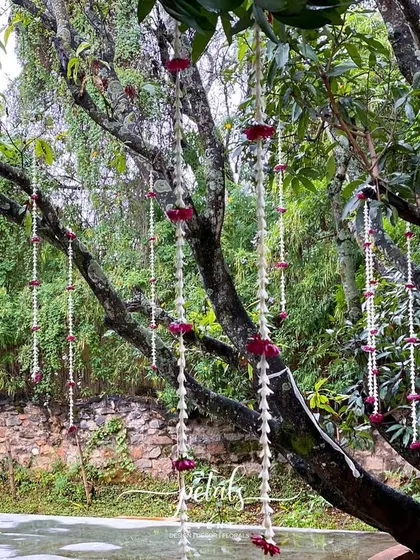 A duplicate image of the beautiful floral streamers.
