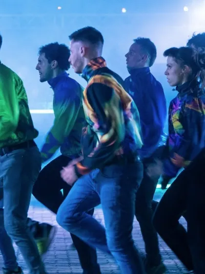 The dance crew of "To Da Bone" in a synchronized movement sequence. The photo highlights the precision and power of the choreography by the Ballet National de Marseille.