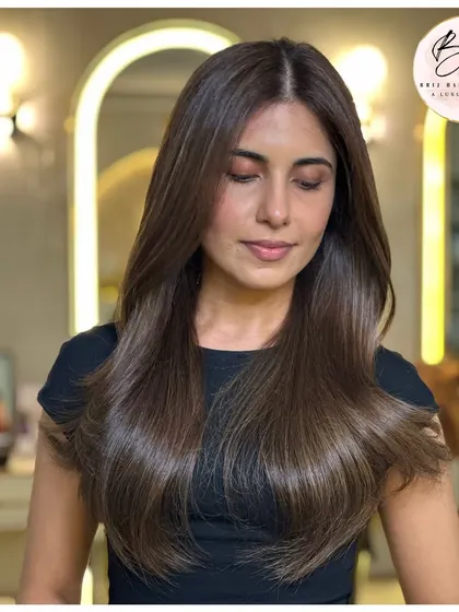 Another look at this flawless ashy brown transformation. The color is seamless from roots to ends, providing a sophisticated and modern vibe.