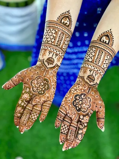 A clear, top-down view of the wedding mehendi with clover motifs.