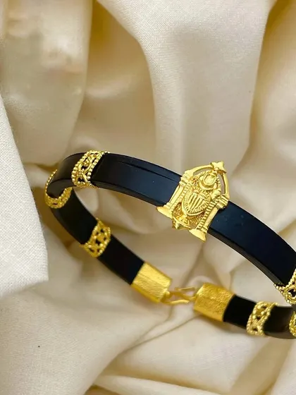 This men's kada features a Tirupati namam symbol, crafted in gold-plated 92.5 silver. It's a beautiful piece of devotional jewelry that is also a stylish accessory.
