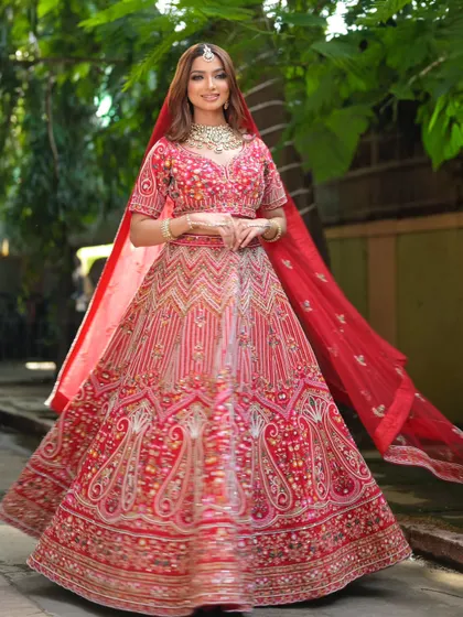 A complete bridal look featuring a heavy, gold-plated Kundan necklace, haath phool, and maang tikka, all available for rent.