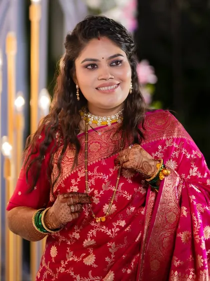 Soft glam, bold eyes, and radiant skin. The perfect reception glow for this bride in a stunning pink saree.