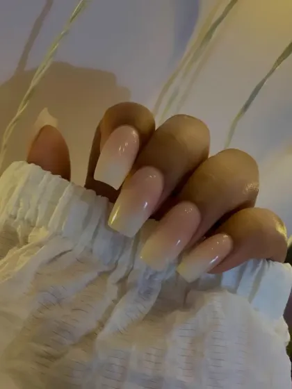 A subtle and chic nude ombré on square-shaped nails. This design provides a natural-looking enhancement that is perfect for everyday elegance.