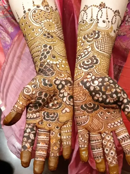 A lovely design with a mix of dark, filled-in areas and more delicate line work. This contrast makes the henna look very rich and intricate, perfect for a bride.