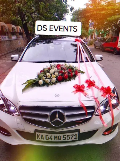 I also provide wedding car decoration services. Here is a Mercedes-Benz decorated with a beautiful bouquet of red and white roses and matching ribbons, ensuring you arrive and depart in style.
