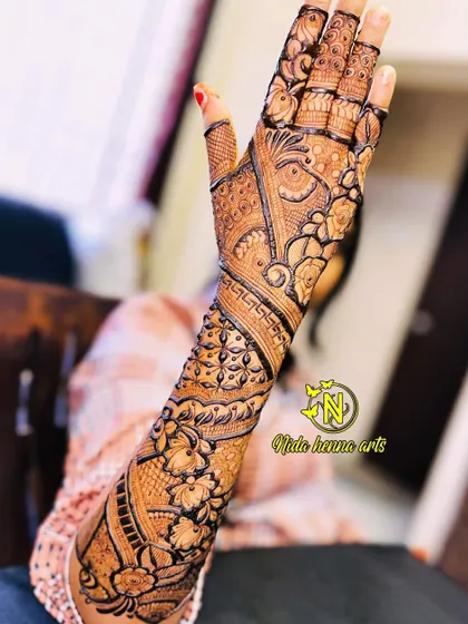 The back of the hands deserves just as much detail. This Indian bridal back hand design features a mix of floral and paisley patterns, ensuring the bride looks beautiful from every angle.