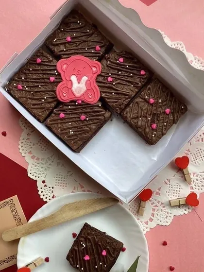 Fudgy, cute, and full of love. Our Valentine's brownie box, complete with a teddy bear cookie, is an adorable and delicious gift.
