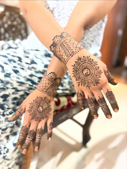 A simple and elegant design for the back of the hands. This features a central mandala with an elephant motif, paired with a matching wristband pattern.