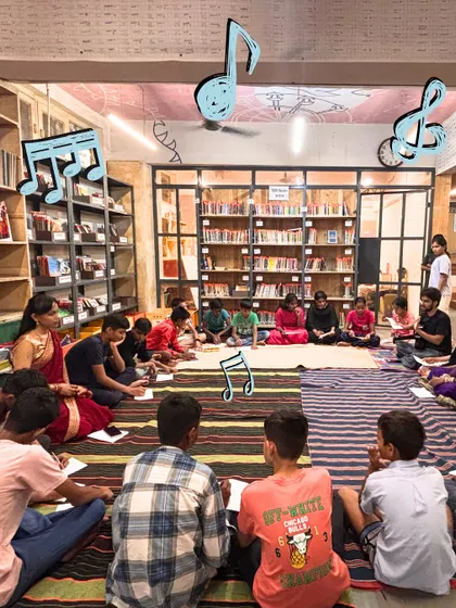 Surrounded by books at the Kitabein Bolti Hain library, children engage in a music session. We partner with community spaces to integrate music into different learning environments, opening hearts and minds.