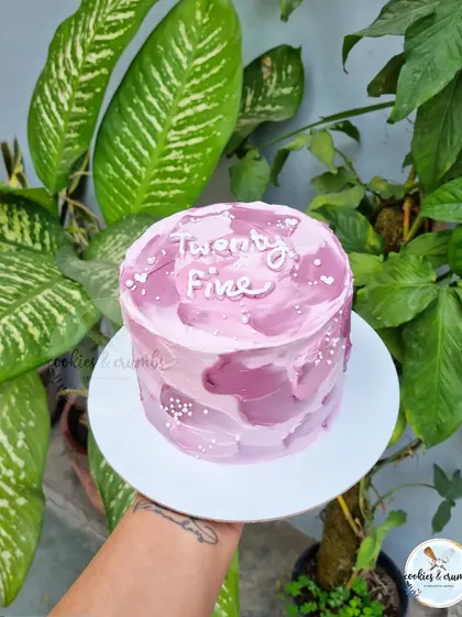 A simple and chic textured cake for a twenty-fifth birthday. The palette knife effect with shades of mauve creates a beautiful, artistic finish.