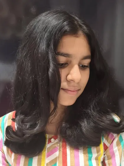 Another lovely photo of this young client, happy with her fresh and pretty hairstyle.