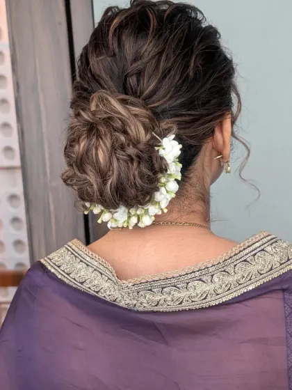 A hairstyle is the crown of any bridal look. This intricate messy bun, woven with fresh jasmine flowers (gajra), is a perfect example of how I blend traditional elements with modern styling. It’s designed to be secure, comfortable, and beautiful from every angle.