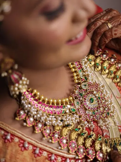 A close-up shot that captures the intricate beauty of this kemp jewellery set. The combination of pink stones and pearls is simply timeless.