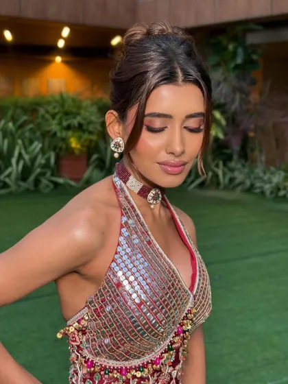 A close-up on the eye makeup for this Garba look. The soft, smoky liner and warm tones add just the right amount of drama.