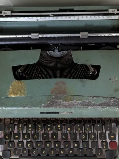 A random midweek moment at the lab, featuring our vintage typewriter. Our WhatsApp community is now over 300 strong! Join the group to stay updated on all our events.