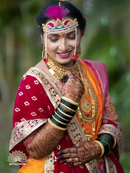 The deep, dark stain of this bridal mehndi looks stunning against the bride's traditional Maharashtrian attire. This is the "stain goal" I always aim for.