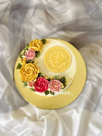 An elegant Eid Mubarak mini cake with hand-piped florals in yellow and pink. This design is perfect for festive gifting.