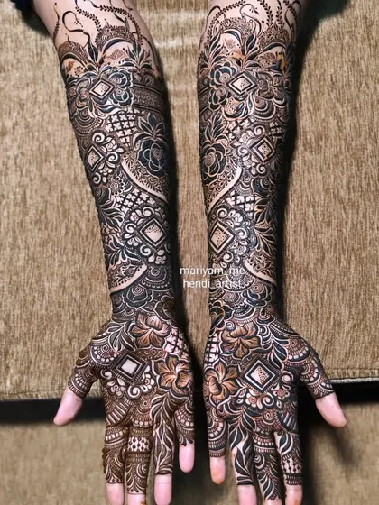 A beautiful example of a Dubai-style bridal mehendi with intricate details.