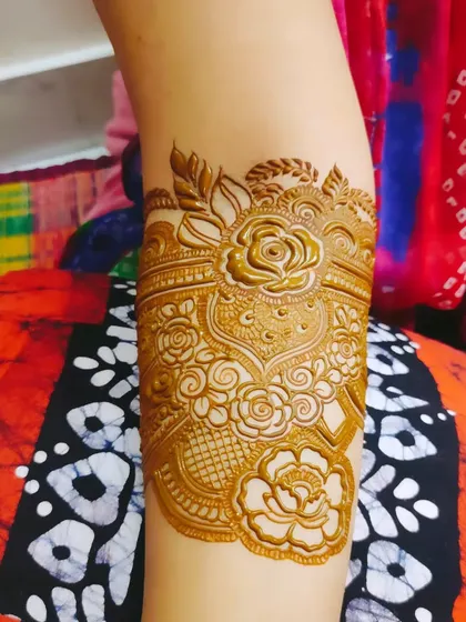 Another beautiful arm band design, perfect for a bride who wants intricate details all the way up.