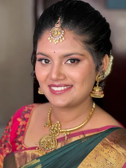 A beautiful, happy portrait. This is the result I always aim for: a bride who feels confident and looks absolutely stunning on her special day.