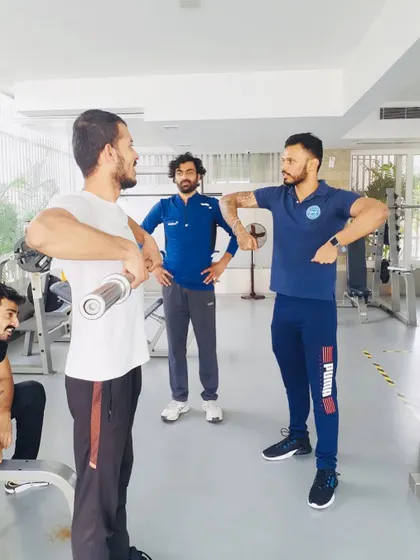 An interactive moment during a workshop, discussing the finer points of an upright row. I encourage an open dialogue to ensure concepts are fully understood.