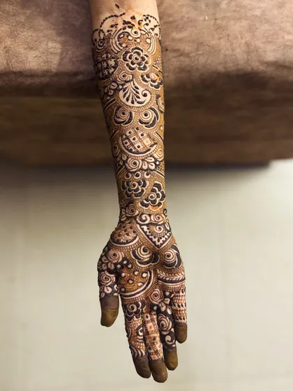 The other hand from the previous design, showing the complete and symmetrical look. I always ensure both hands match perfectly while having their own unique details.