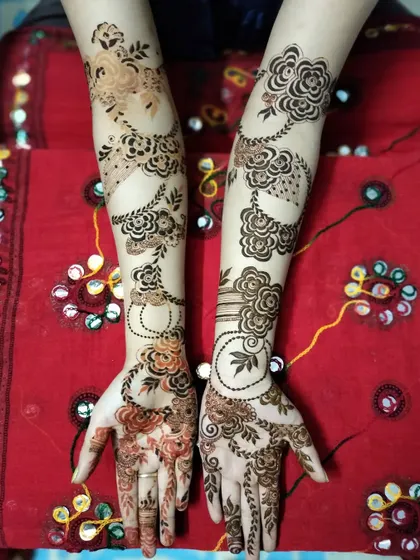 This flowing floral vine, also known as an Arabic henna design, is a beautiful choice for any celebration. It shows how versatile my henna paste is for different styles, from simple to complex.