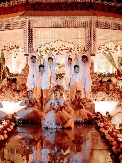 A beautifully choreographed pose with the entire dance troupe after the varmala. This makes for a stunning photograph and a wonderful memory with the performers.