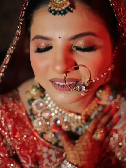 A close-up on the details. The soft glitter on the eyes and the perfectly defined nude matte lips complete this bridal look.