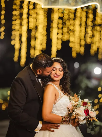 For my curly hair brides, I see you. We embraced her gorgeous natural curls, defining them to create this stunning look, paired with a bold red lip and glowing skin for a timeless and confident bridal style.