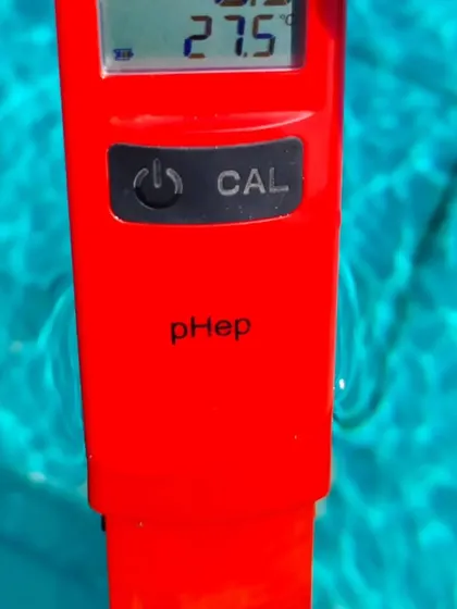 The digital thermometer shows a perfect pool temperature of 27.5 degrees Celsius. With the sun shining, it's the ideal weather to jump in for a swim.