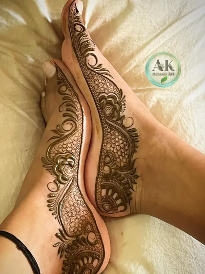 An elegant Arabic-style design that flows along the side of the foot. This style is perfect for creating a graceful and elongated look.