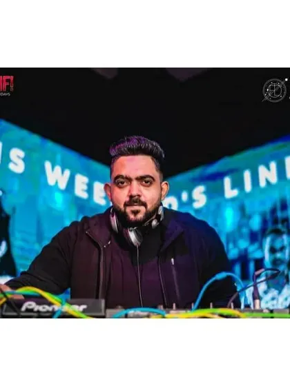 A throwback shot from a gig at FLO. Always thinking about the weekend and the next party.