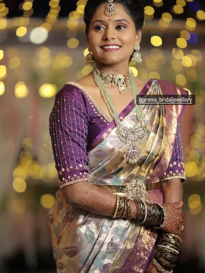 A final portrait of the client, looking elegant and happy. This unique jewellery set is a great option for guests who want to stand out.