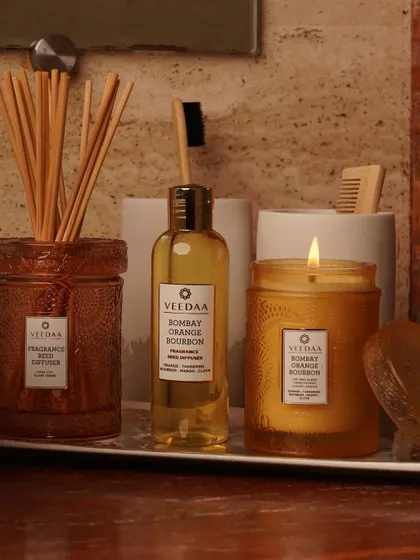 The warmth of Bombay Orange Bourbon, captured in our reed diffuser and scented candle. This cozy and inviting scent is perfect for any season, creating a sophisticated atmosphere in your bathroom.