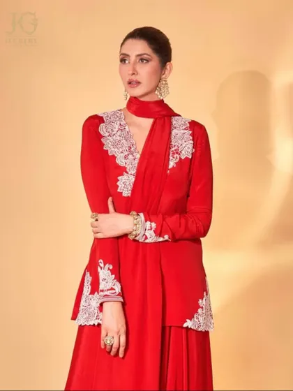 A vision in red, complemented by the timeless sparkle of our Polki jewellery. The layered bracelets and statement rings add a touch of grandeur.