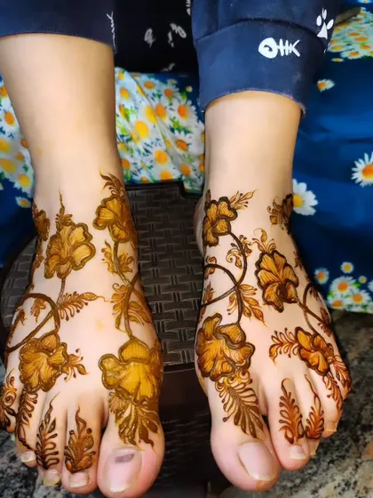 A lovely floral vine design for the feet, matching the pattern on the hands for a coordinated look.
