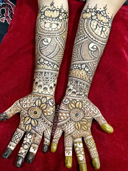 The front view of the sunflower engagement mehendi, showing all the personalized elements.